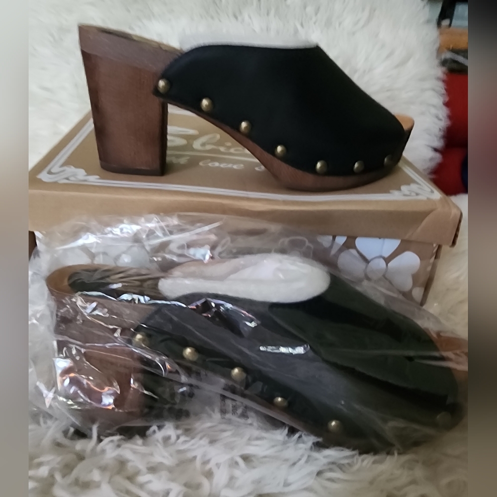 9W. NWT. Sbicca Montrose Stylish Black Clogs with Wooden Heel
